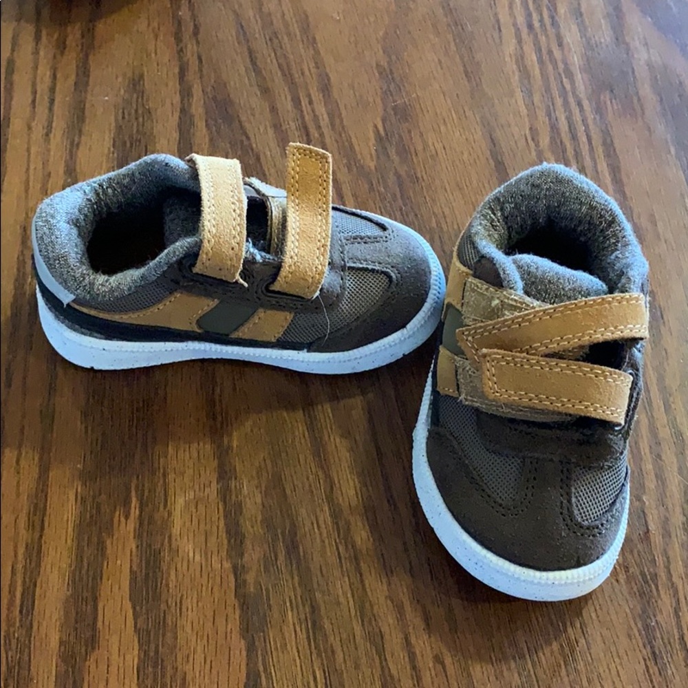 Toddler boy cat&jack shoes.